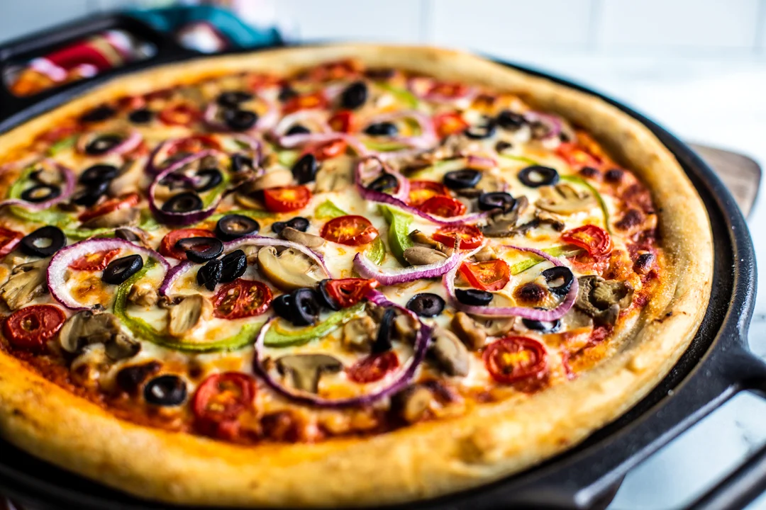 Deluxe Veggie Pizza